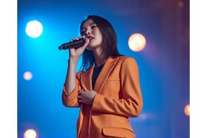 활기찬 K-Pop 스타일로 노래하는 젊은 가수